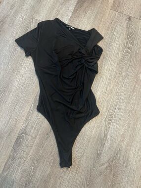 Fashion Nova Black Twist-Detail Short Sleeve Bodysuit